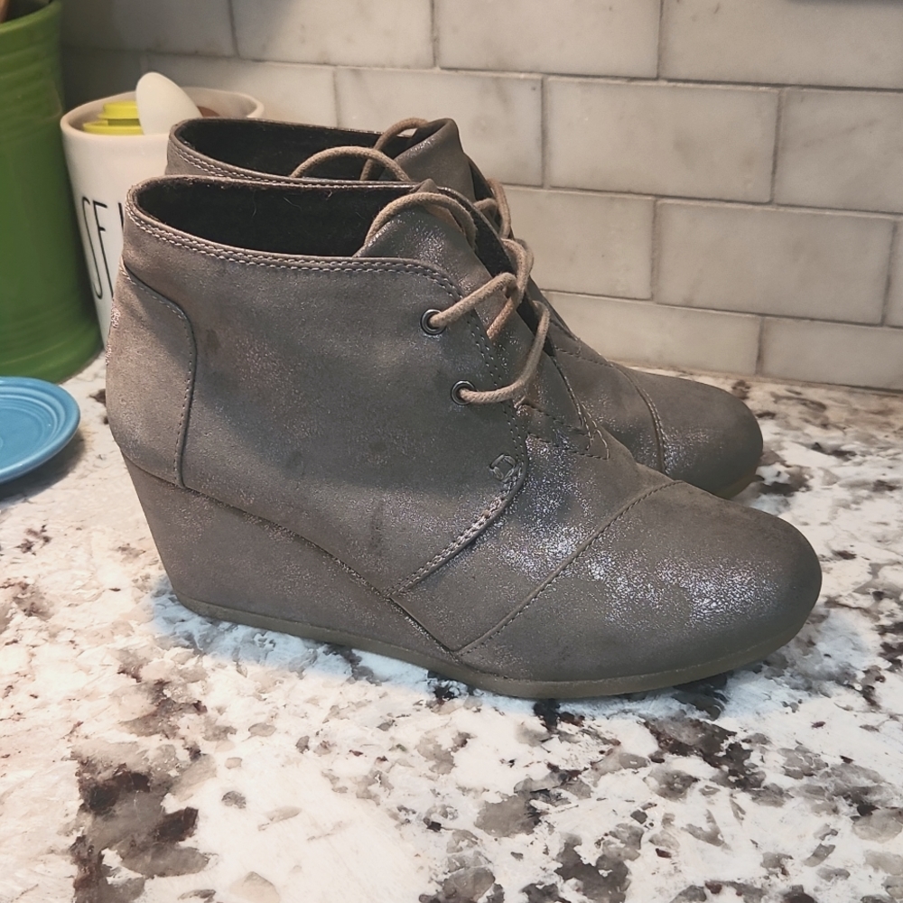 Toms‎ weddges